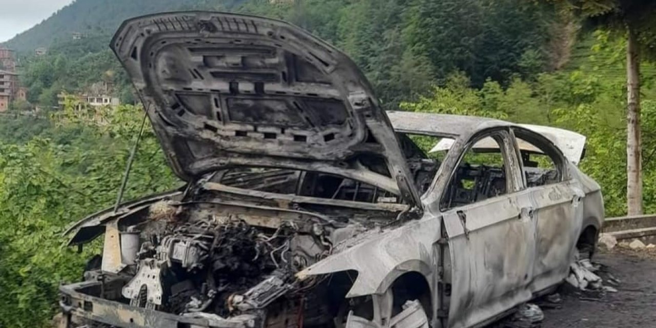 Trabzon’da Park Halindeki Otomobil Alev Alev Yandı