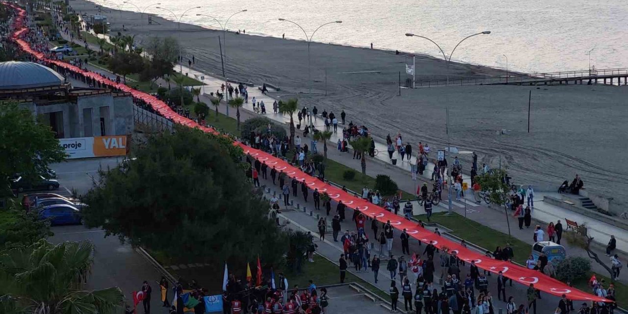 Samsun’da 1919 Metrelik Dev Bayrakla Yürüyüş Düzenlendi