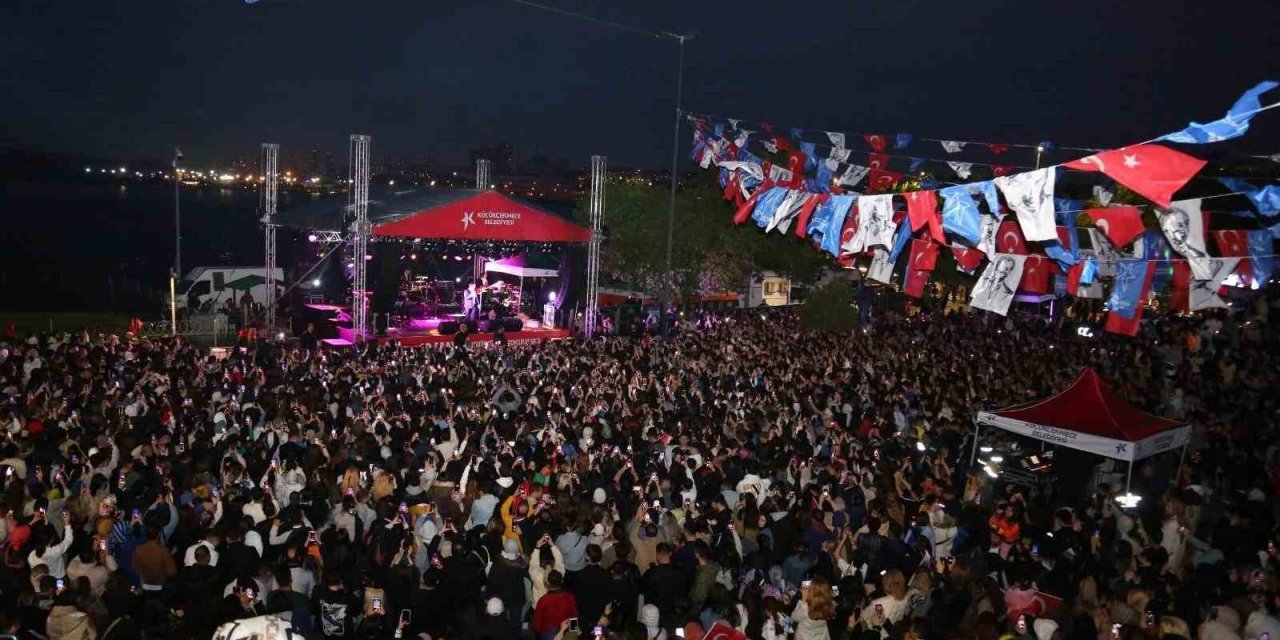 Küçükçekmece’de 19 Mayıs Kutlamalarında Mert Demir Konseri