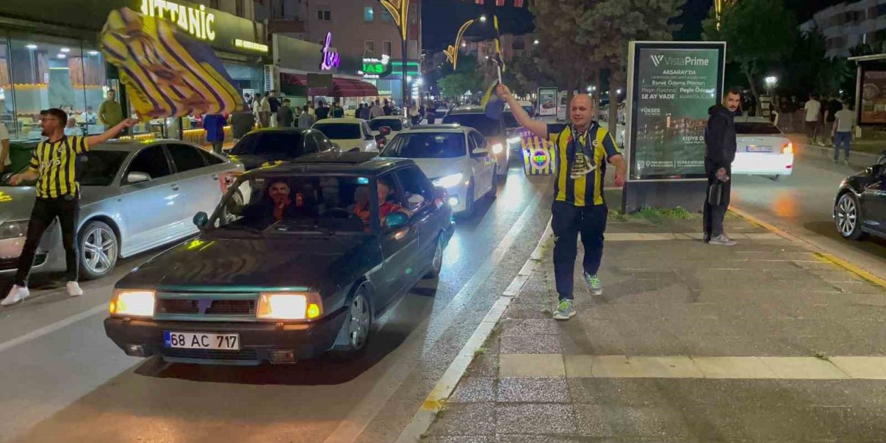 Aksaray’da Fenerbahçeliler Derbi Galibiyetini Kutladı