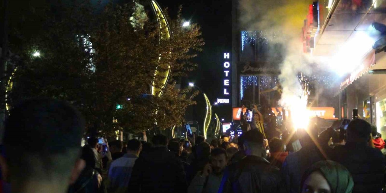 Kars’ta Fenerbahçeliler Sokaklara Döküldü