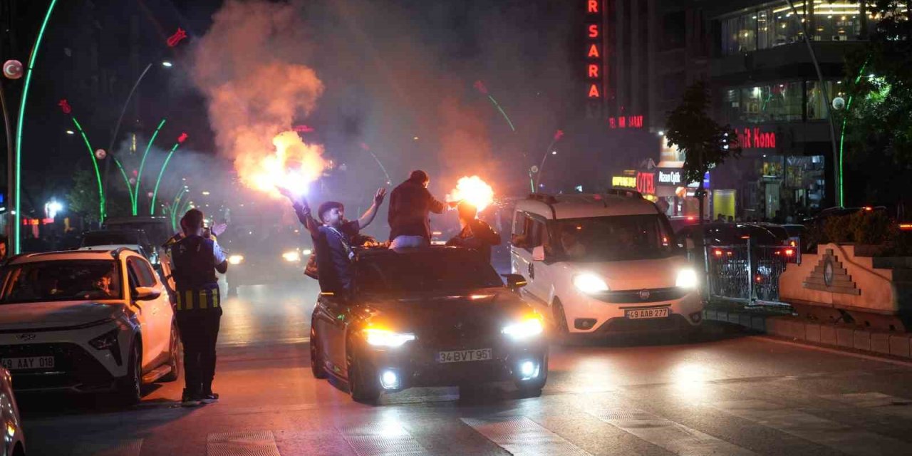 Galatasaraylı Taraftarlar Takımlarına Destek Olmak İçin Sokakta Şampiyonluk Şarkıları Söyledi