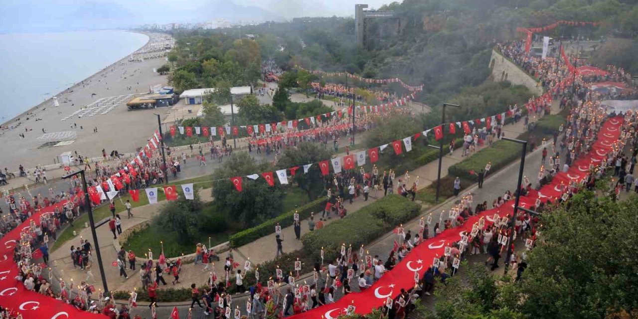 Binlerce Kişi 400 Metrelik Türk Bayrağı Eşliğinde Yürüdü