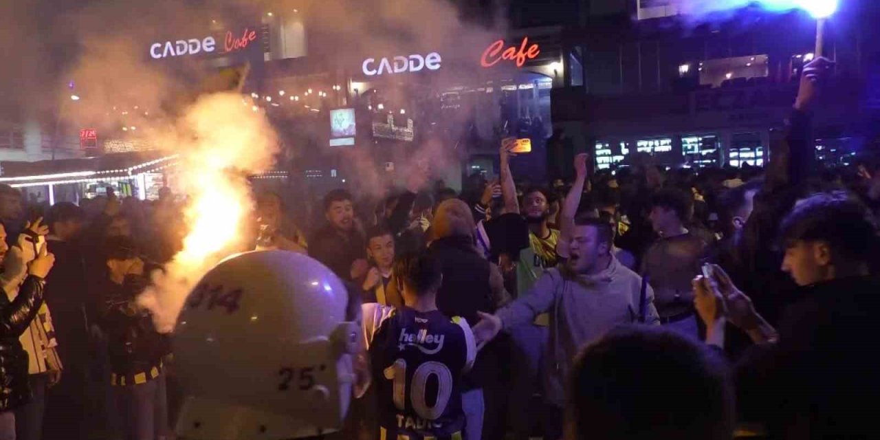 Fenerbahçe Taraftarı Galibiyeti Kutladı