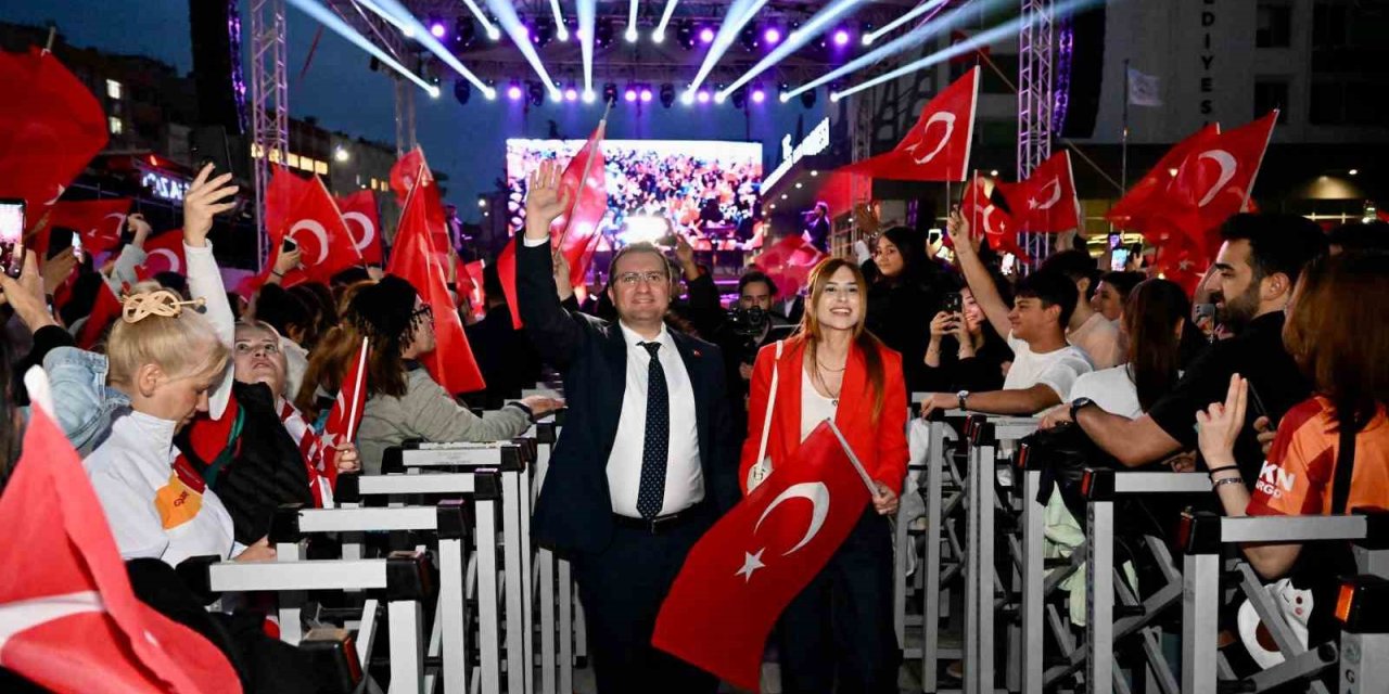 Gaziosmanpaşa’da 19 Mayıs Atatürk’ü Anma Gençlik Ve Spor Bayramı, Emre Aydın Konseri İle Kutlandı