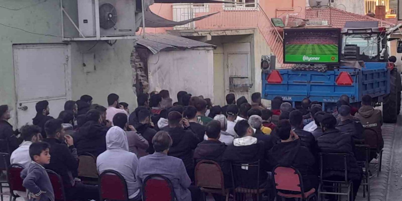 Römork Üzerine Kurulan Televizyondan Derbiyi İzlediler