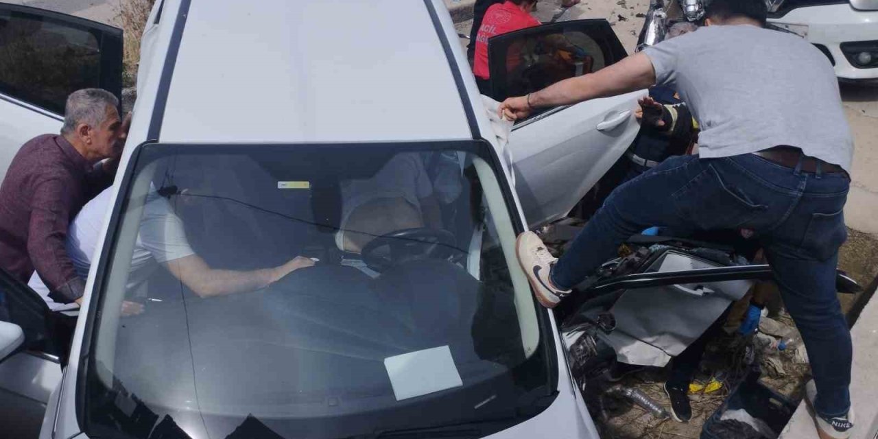 Samandağ’da Trafik Kazası: 4 Yaralaı