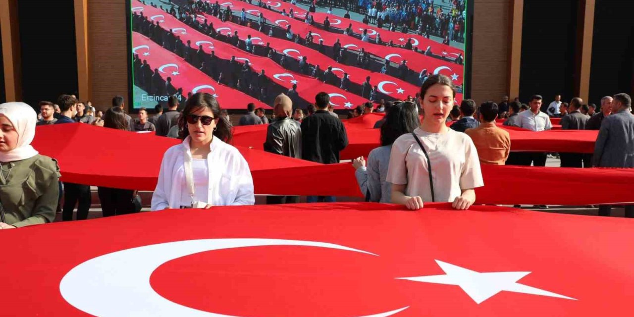 Erzincan’da 500 Metre Uzunluğundaki Türk Bayrağıyla ‘Gençlik Yürüyüşü’ Yapıldı