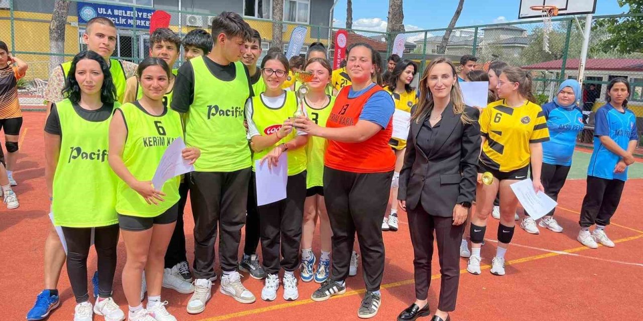 Ula’da Gençler Spor Ve Sanata Doyuyor