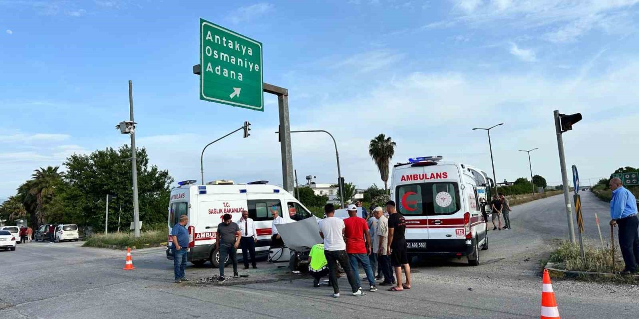 Otobüsle Çarpışarak Hurdaya Dönen Tofaş’ın Sürücüsü Yaralandı