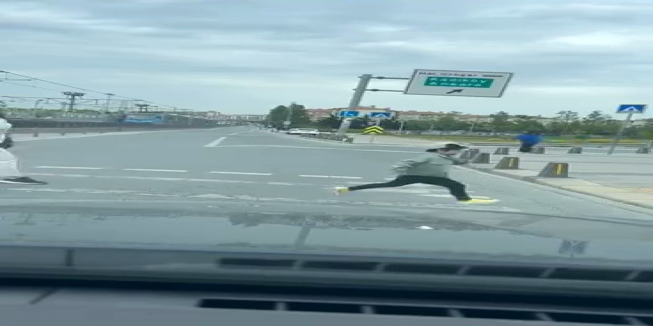 Sultangazi’de Motosiklet Sürücüsü Küçük Çocuğa Çarpıp Kaçtı: O Anlar Kamerada