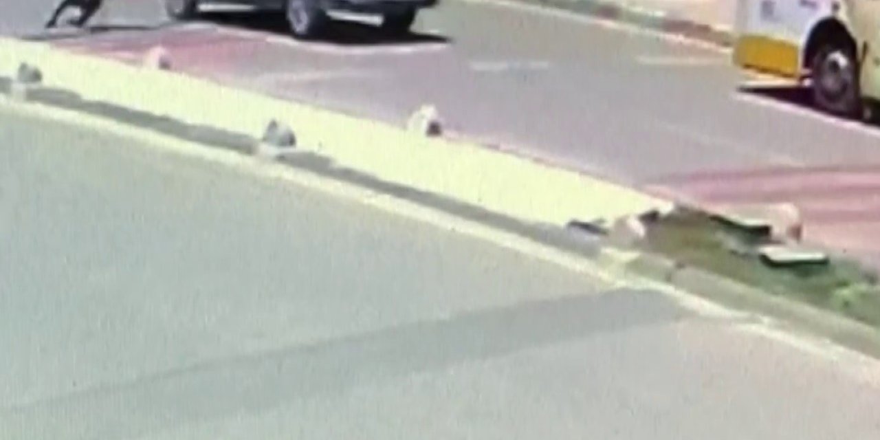 11 Yaşındaki Çocuğun Minibüsün Altında Kalmaktan Son Anda Kurtulduğu Kaza Kamerada