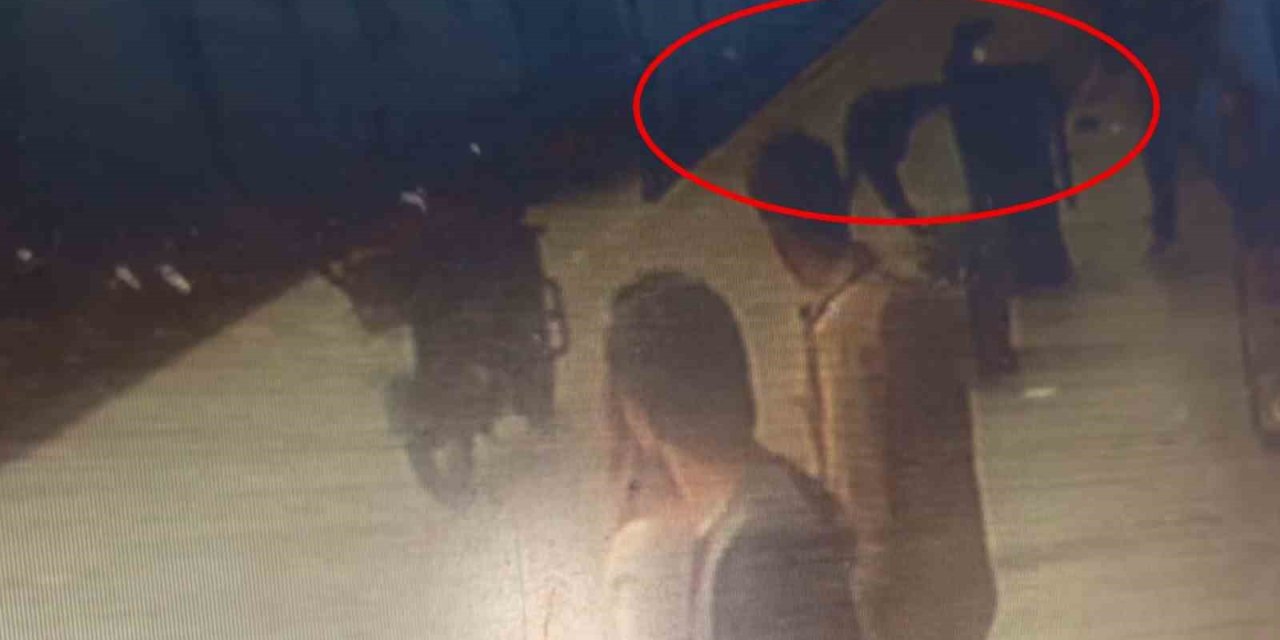 Kavga Eden Şahıs Yola Savrulunca Araçların Altında Kalmaktan Son Anda Kurtuldu