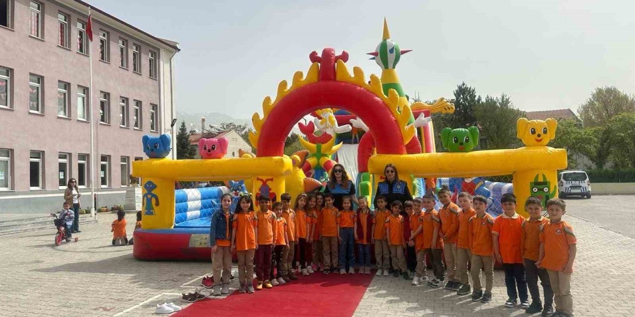 Okul Bahçelerine Kurulan Balon Park İle Öğrenciler Neşeleniyor