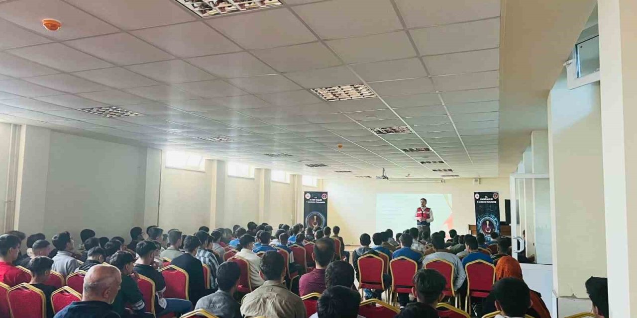 Jandarmadan Öğrenci Ve Öğretmenlere Seminer