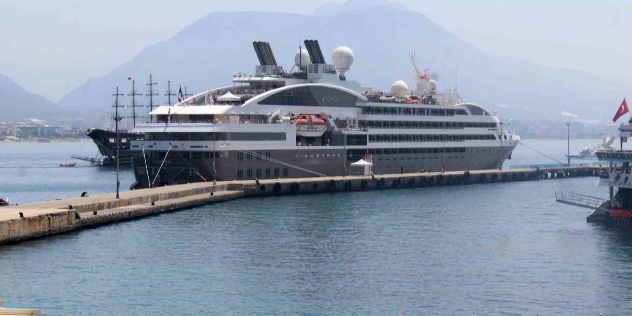 Fransız Bayraklı 214 Yolcu Taşıyan Gemi Alanya’ya Geldi