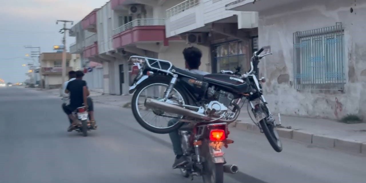 Motosiklet Üzerinde Motosikletle Tehlikeli Yolculuk