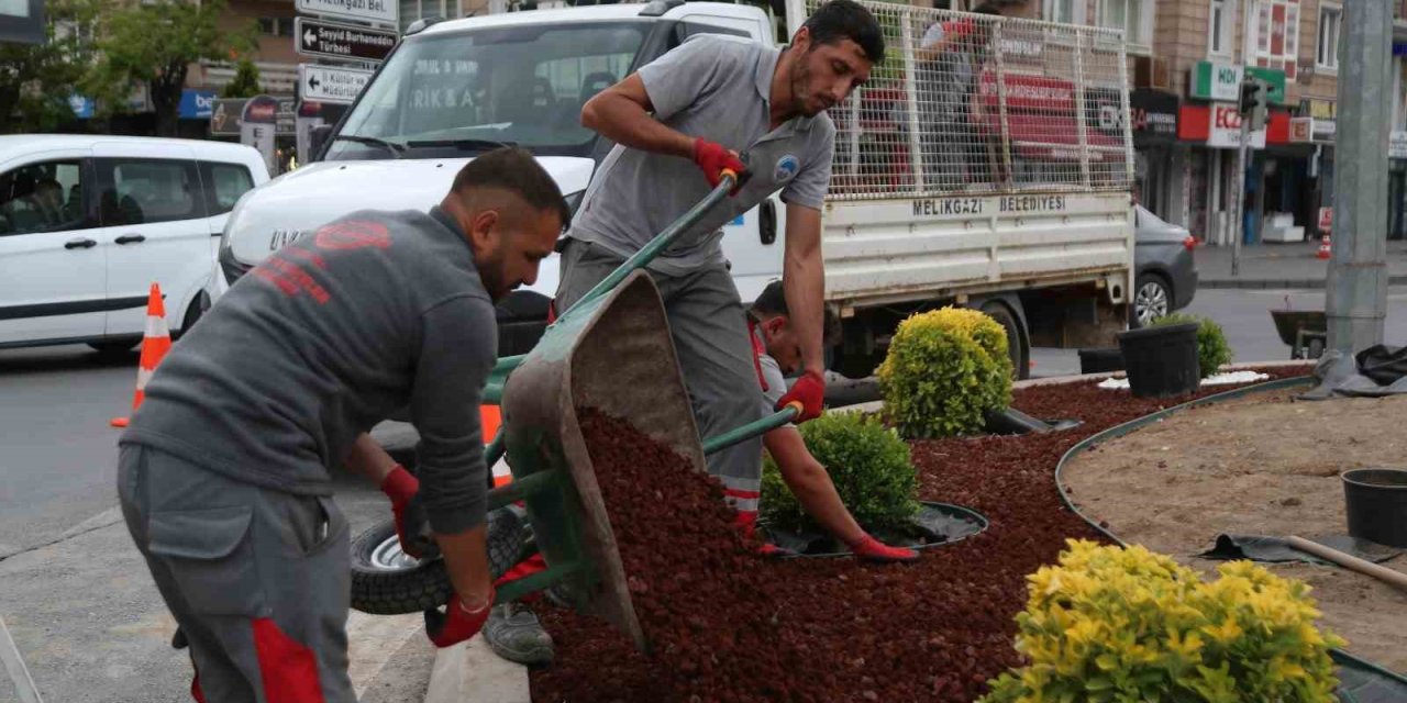Melikgazi’de Kavşaklar Güzelleşiyor