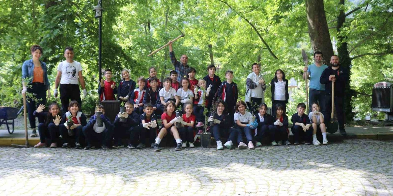 Öğrenciler Maden Müzesi’nin Bahçesinde Fidan Dikti