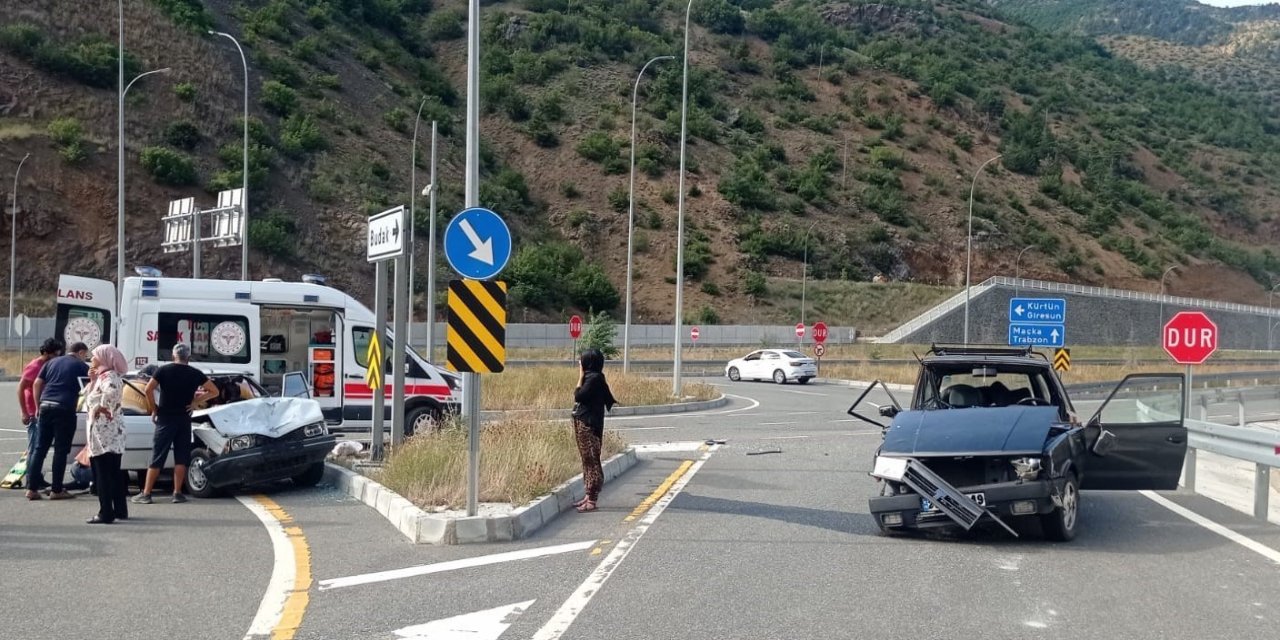 Gümüşhane’de kavşakta iki araç çarpıştı: 1’i ağır 3 yaralı