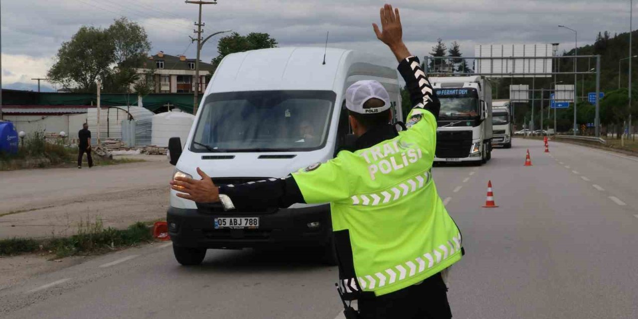 Taşova’da Polis Yük Taşıyan Araçları Denetledi