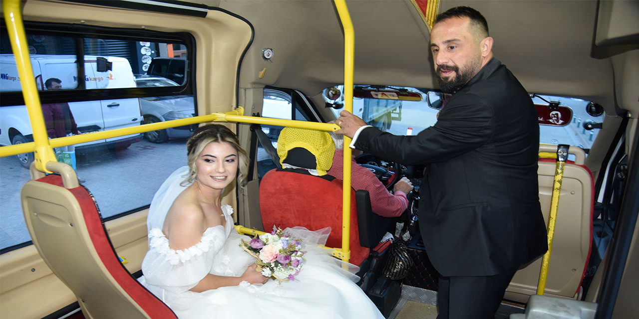 Artvin'de gelin ve damat düğünlerine toplu taşıma aracıyla gitti