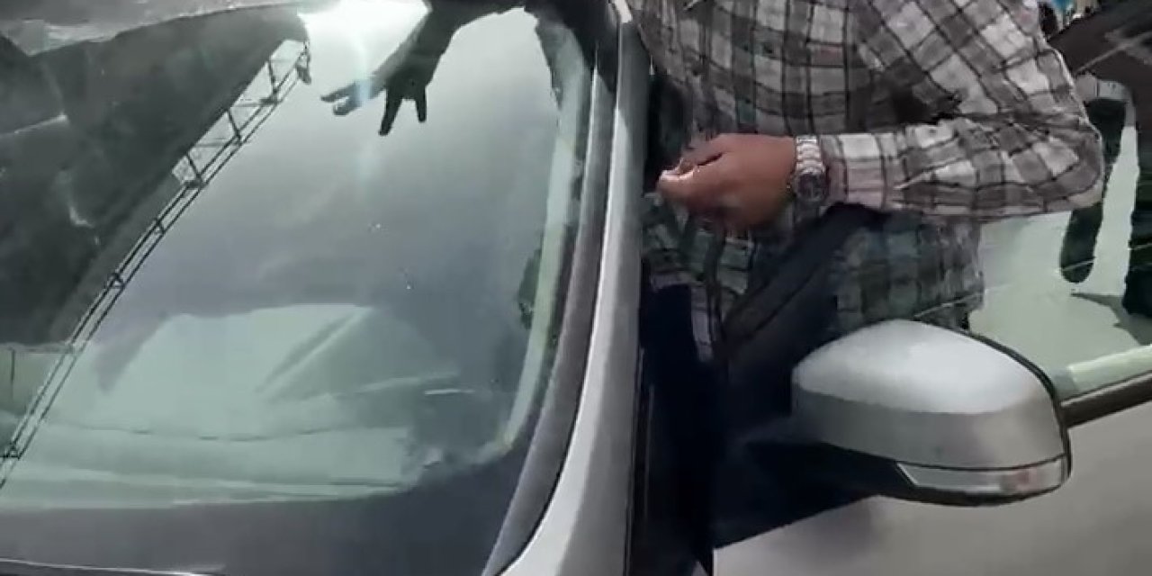 Aracını Polisin Üzerine Sürdü, Sonra Bağırıp Araç Camına Vurdu