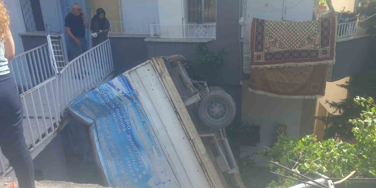 Apartman Bahçesine Düşen Kamyonetin Sürücüsü Yaralandı