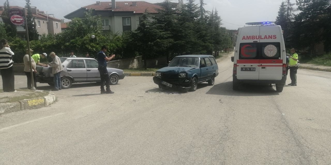 Isparta’da İki Otomobil Çarpıştı: 2 Yaralı