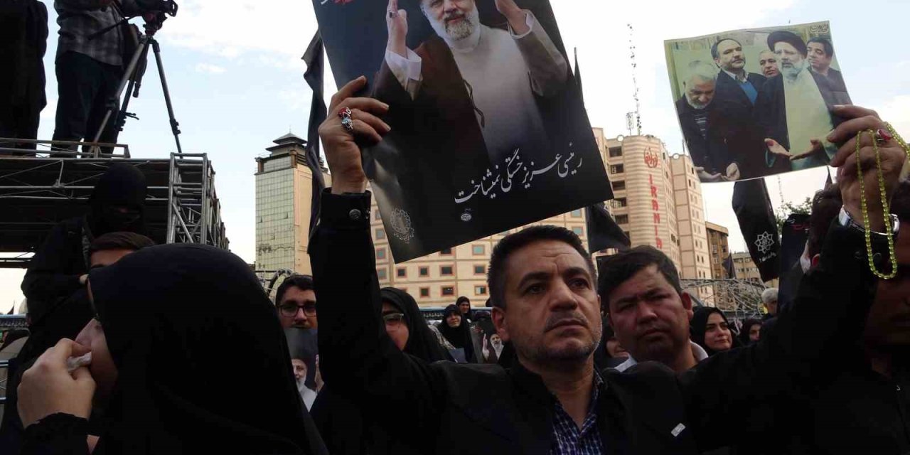 İran’da Halk Reisi’yi Anmak İçin Toplandı