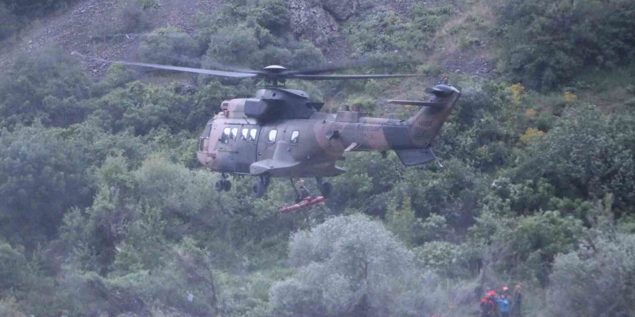 Dağda Ağaçtan Düşerek Yaralanan Kadının Yardımına Mehmetçik Koştu