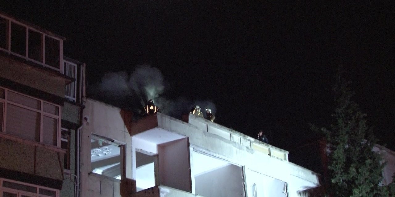 Kadıköy’de Metruk Binanın Çatısı Alev Alev Yandı
