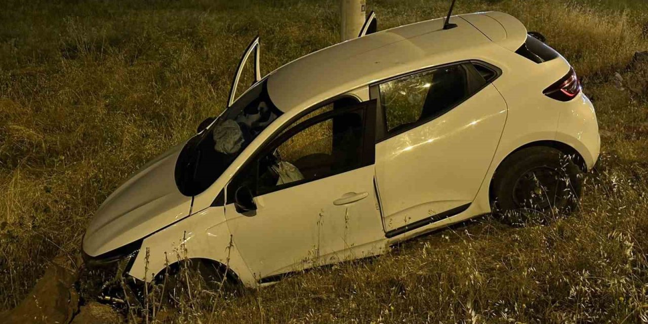 Kontrolden Çıkan Otomobil Karşı Şeride Geçip Şarampole Yuvarlandı: 3 Yaralı