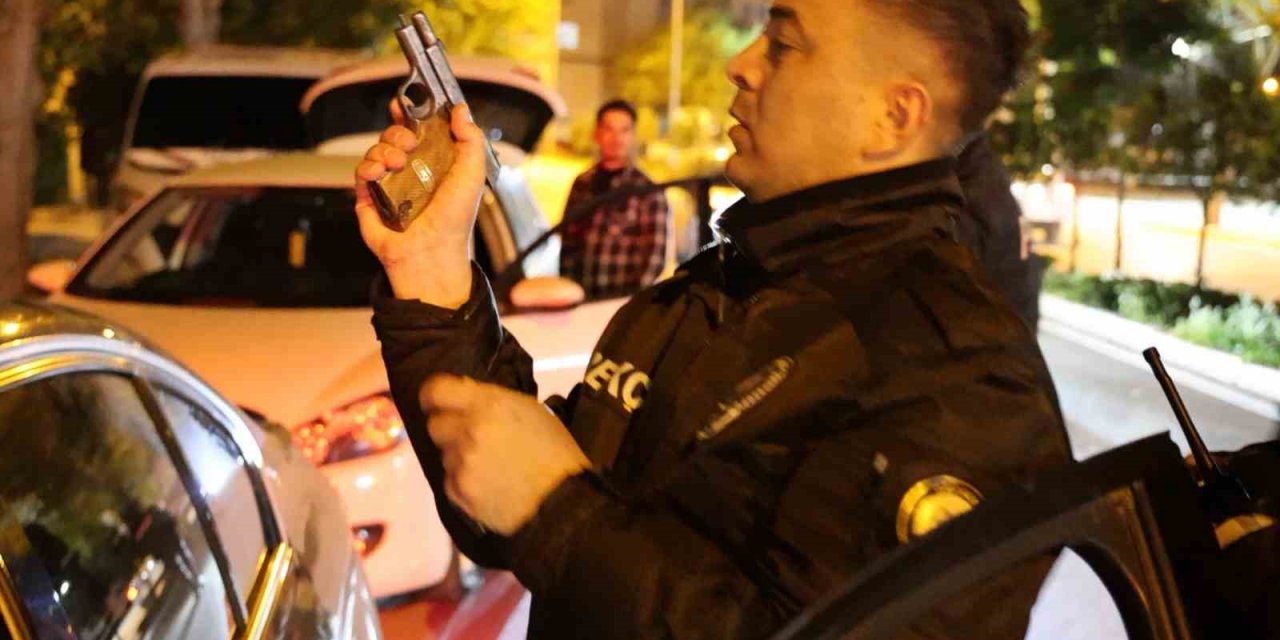 Ruhsatsız Tabanca İle Yakalandı, Kelepçe Takılınca Gülerek Polis Aracına Gitti