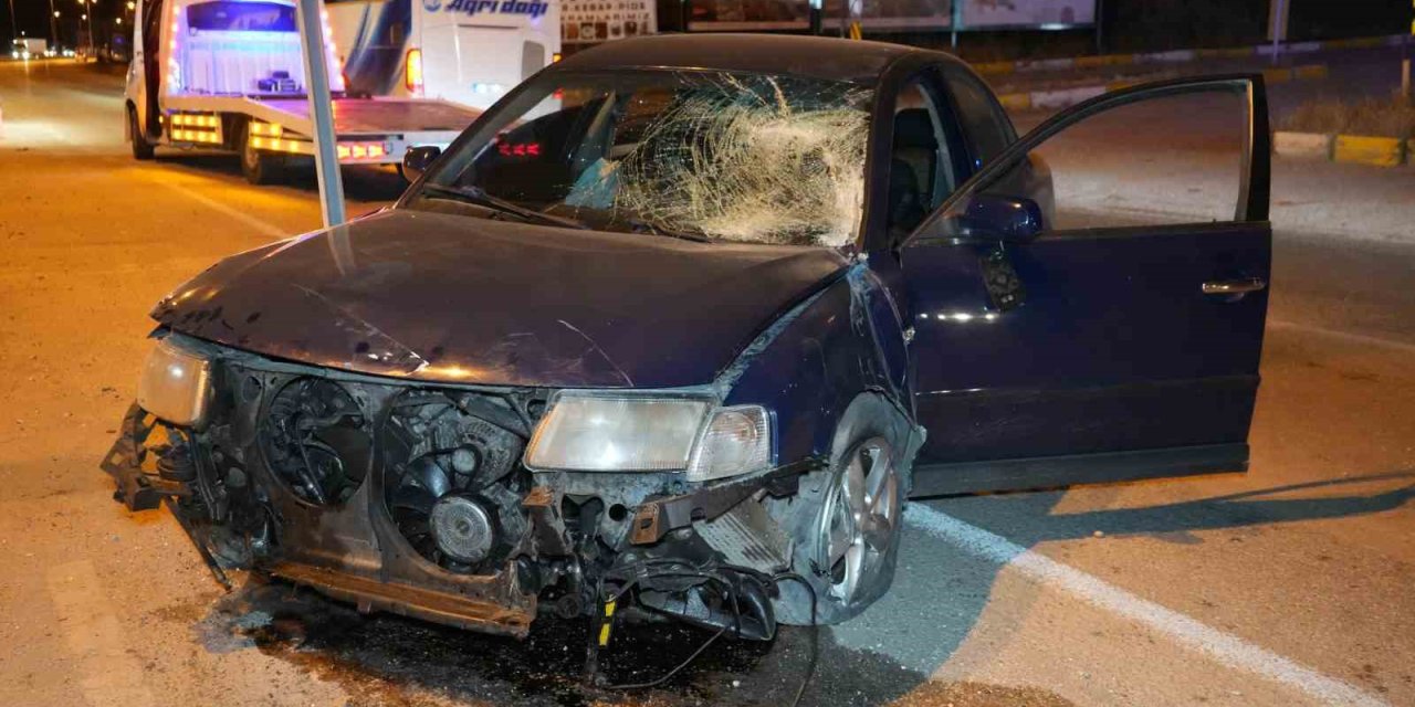 Refüje Çarpan Otomobil Metrelerce Sürüklendi: 2 Yaralı