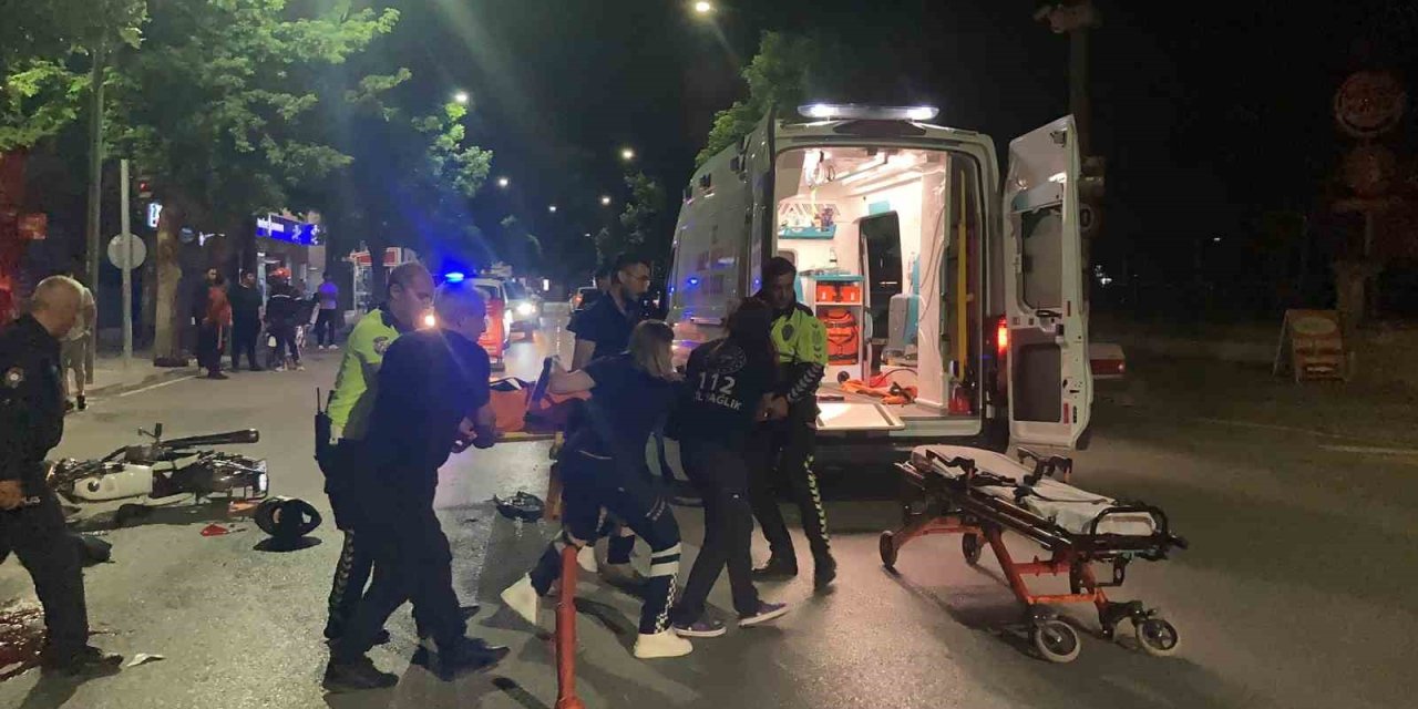 Burdur’da Park Halindeki Otomobile Çarpan Motosikletli Genç Ağır Yaralandı