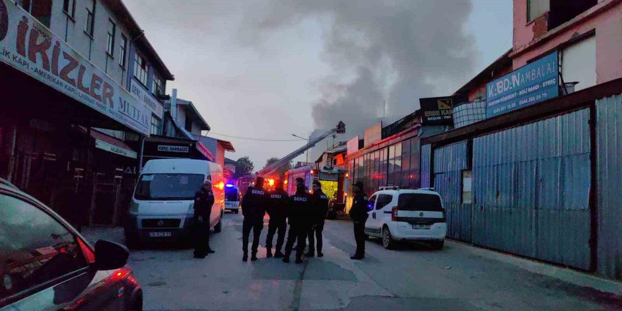 Bursa’da 2 Katlı Mobilya İmalathanesinde Yangın