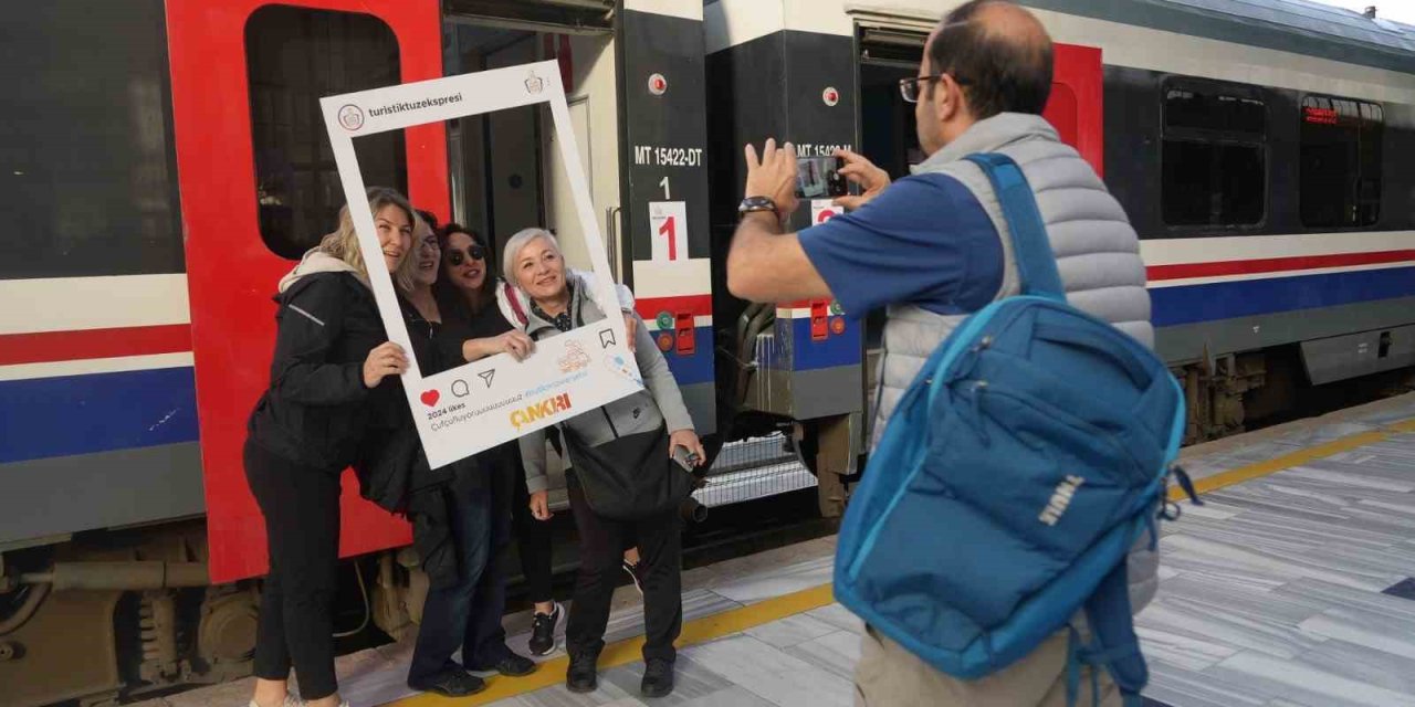 “Turistik Tuz Ekspresi” İlk Seferinde Yolculardan Tam Not Aldı,