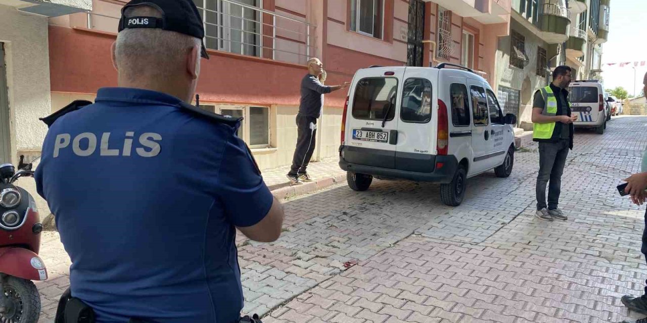 Dengesini Kaybeden Yaşlı Kadın, 4’üncü Kattan Park Halindeki Otomobilin Üzerine Düştü