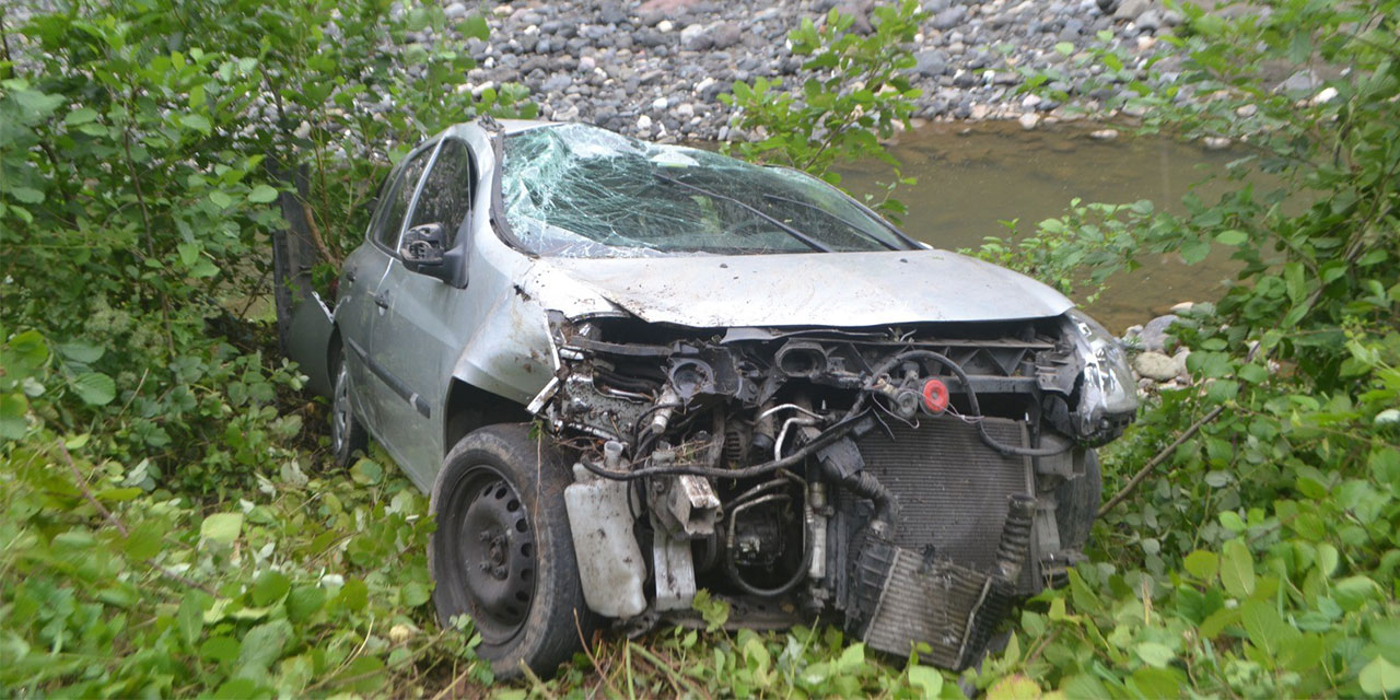 Otomobil Ağasar Deresine uçtu: 4 yaralı