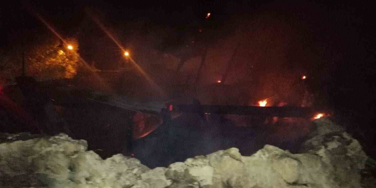 Sivas’ta Yangın, 5 Samanlık 2 Ahır Yandı: 9 Hayvan Telef Oldu