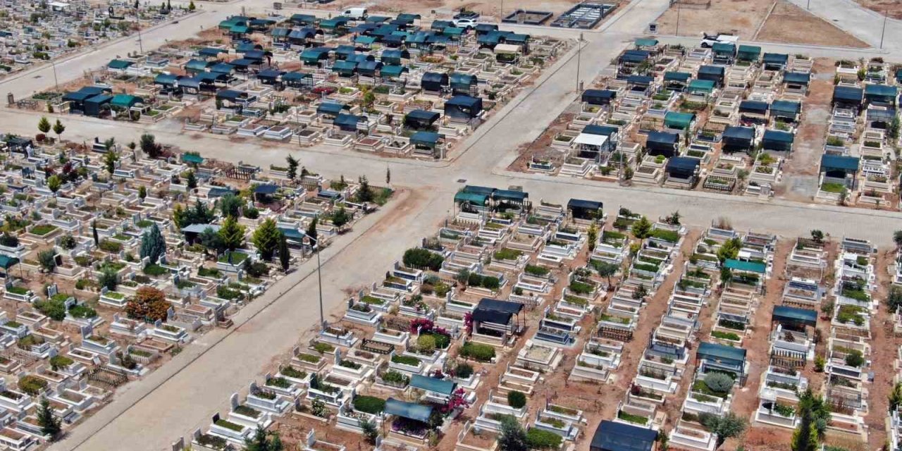 Sayısı Bini Geçen Tenteler Mezarlığı Adeta Çadır Kente Çevirdi