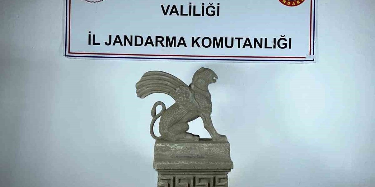 Afyonkarahisar’da Pars Başlı Kanatlı Heykel Ele Geçirildi