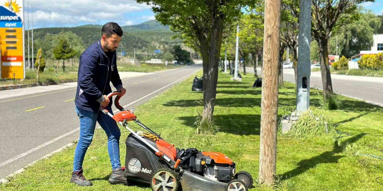 Bozüyük’te Yeşil Alanlarda Çalışmalar Devam Ediyor