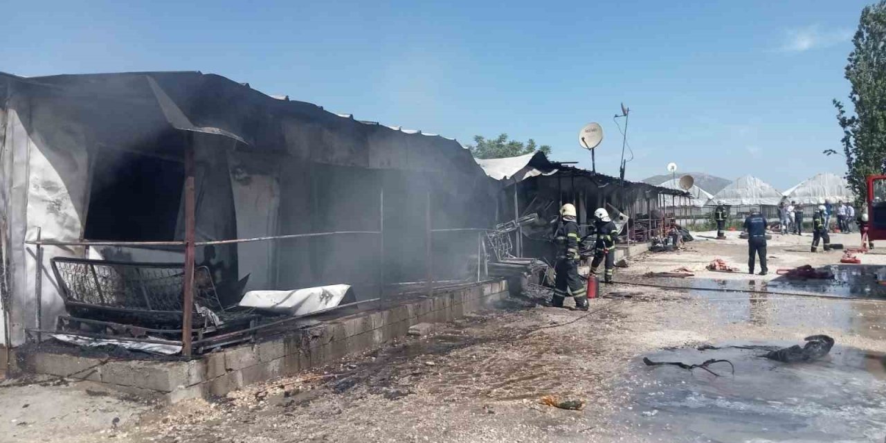 Isparta’da Mevsimlik Tarım İşçilerinin Kaldığı 4 Konteyner Küle Döndü
