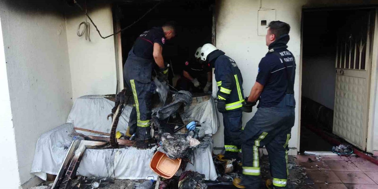 Zemin Katta Çıkan Yangında Mutfak Kullanılamaz Hale Geldi