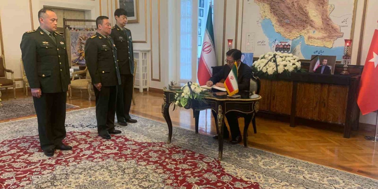 İran Büyükelçiliği, Reisi’yi Anmak Adına ‘Taziye Defteri’ Açtı