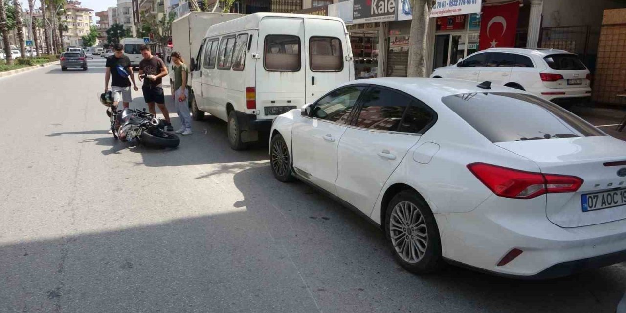 Direksiyon Hakimiyetini Kaybetti, Sürüklenerek Otomobile Çarptı