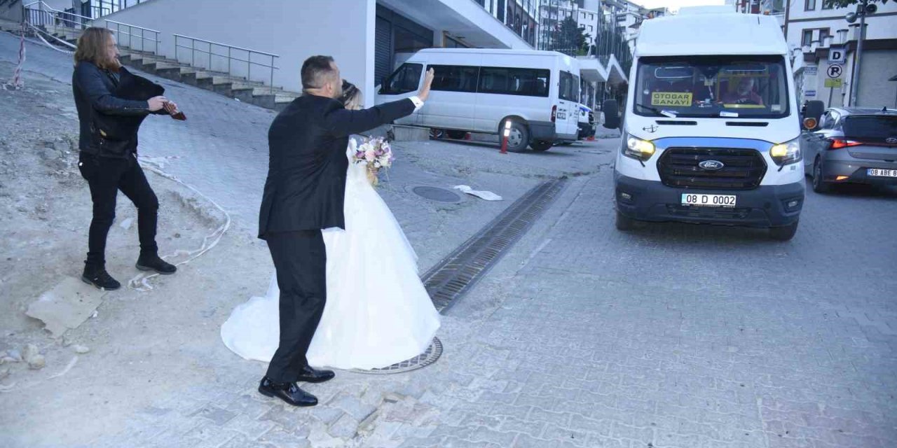 Artvin’de Gelin Ve Damat Düğünlerine Dolmuşla Gitti