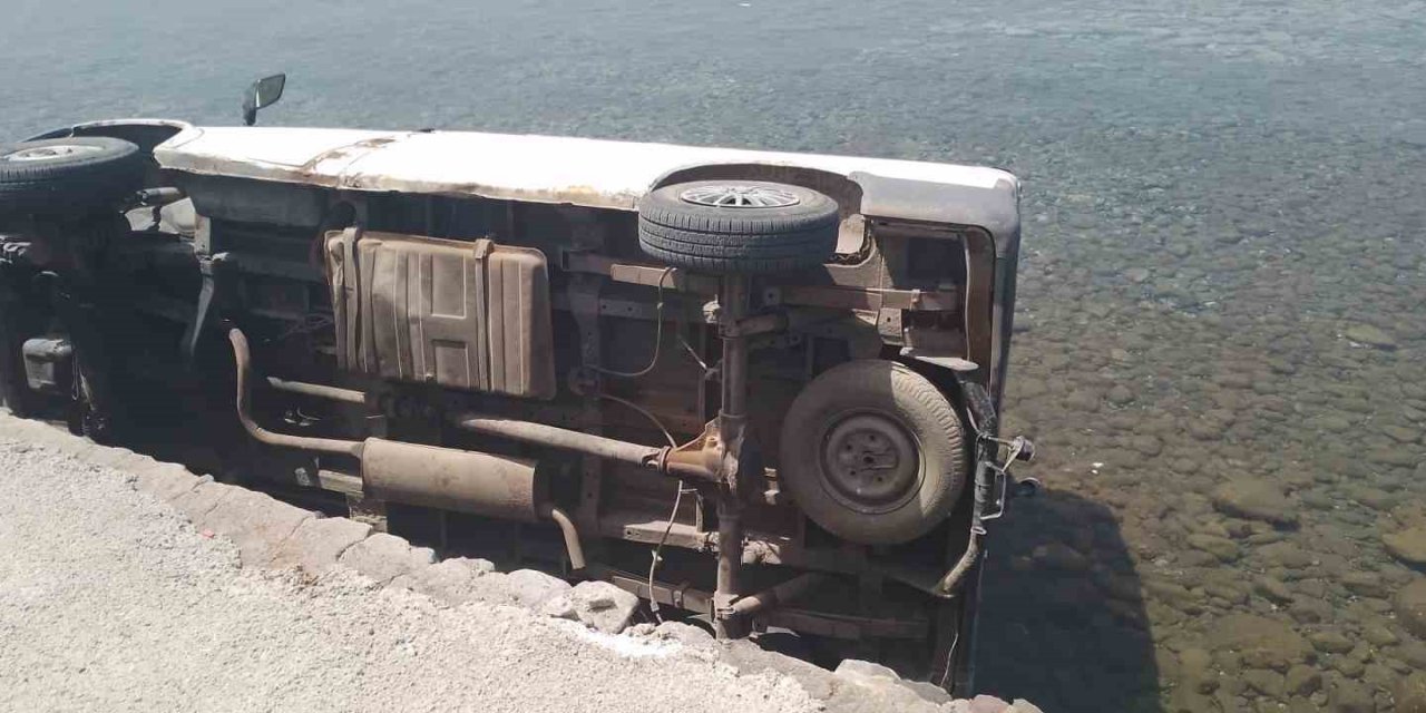 Denize Düşen Minibüsten Yaralı Çıktı